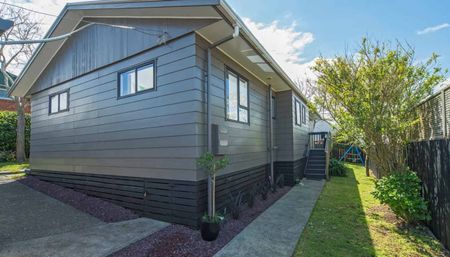Sunny, Spacious & Secure – Family-Friendly Home in Onehunga - Photo 5
