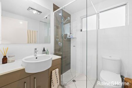 Spacious Ground-Floor Apartment with Private Courtyard & Entry - Photo 5