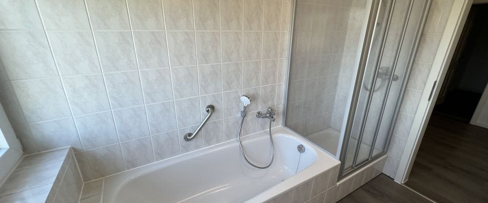 Schön und ruhig wohnen - 3 ZKB mit EBK, Dusche/Wanne, neuwertige Heizung, Balkon, Dachboden, Carport - Foto 1