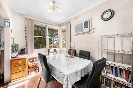 Family Comfort in a Quiet Pocket, Close to Shops & Schools - Photo 3