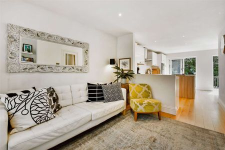 Substantial detached family home in the popular village of Datchet. - Photo 2