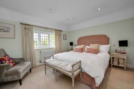 An extremely well presented gated country house, in an idyllic spot with ancillary accommodation, large garden and equestrian facilities. - Photo 5