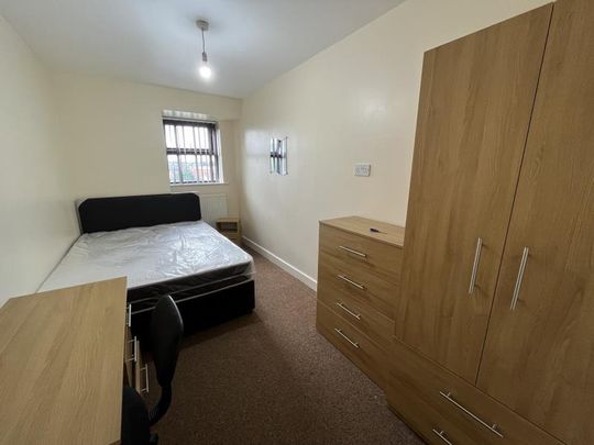 4 bedroom flat to rent - Photo 1