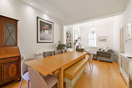 Grade II listed four bedroom townhouse adjacent to Windsor Castle and just yards away from The Long Walk. - Photo 2