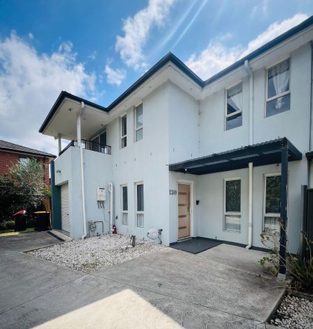 Fresh & Bright 4 Bedroom Home - Photo 4