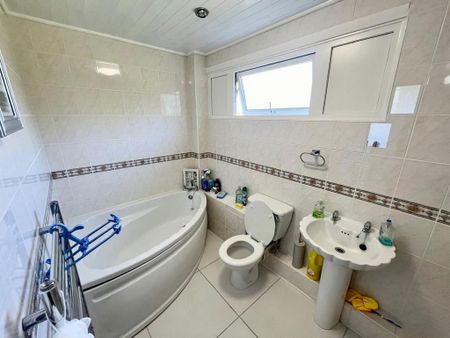 4 bedroom terraced house to rent - Photo 4