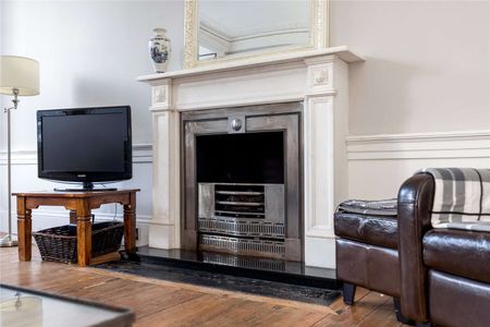 A spacious second floor four bedroom apartment, with two bathrooms, available on an furnished basis. - Photo 4
