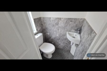 4 bedroom terraced house to rent - Photo 3