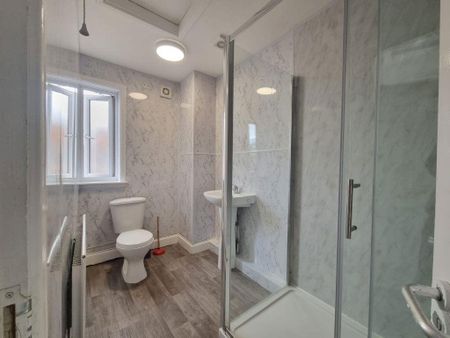3 bedroom flat to rent - Photo 4
