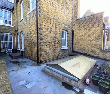 Room in a Shared House, Tooting High Street, SW17 - Photo 1