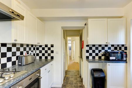 1 bedroom in a house share to rent - Photo 4