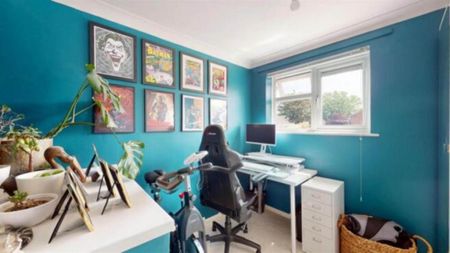 3 bedroom semi-detached house to rent - Photo 2