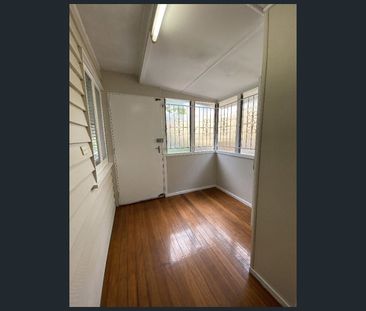 51 Watson St, Camp Hill, Qld 4152 - Photo 6