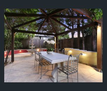 Tastefully designed three bedroom home - Photo 5