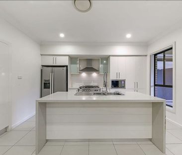 Well Maintained and Spacious Family Home in the Heart of The Ponds - Photo 3