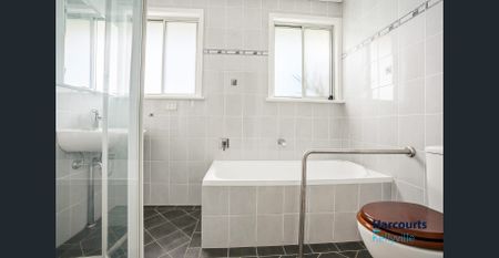 A STUNNING 3 BEDROOMS FAMILY HOME WITH SWIMMING POOL - Photo 5