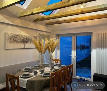 4 bedroom semi-detached house to rent - Photo 4