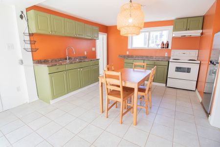 COZY 2 BEDROOM HOUSE IN FORT ERIE!! - Photo 5