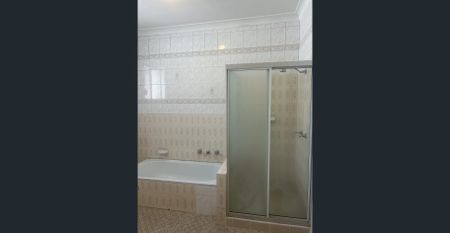 Spacious 3 Bedroom Townhouse - Photo 4