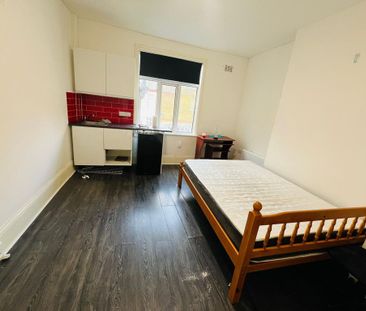 1 bedroom in a house share to rent - Photo 1