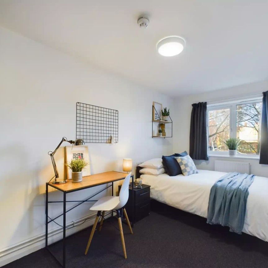 6 Bedroom House - Photo 1