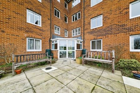 Lyndhurst Court - Photo 3