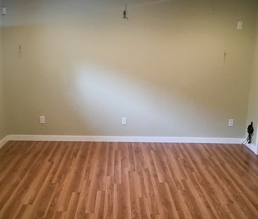 Beautiful Home For Rent In Cranston. - Photo 5