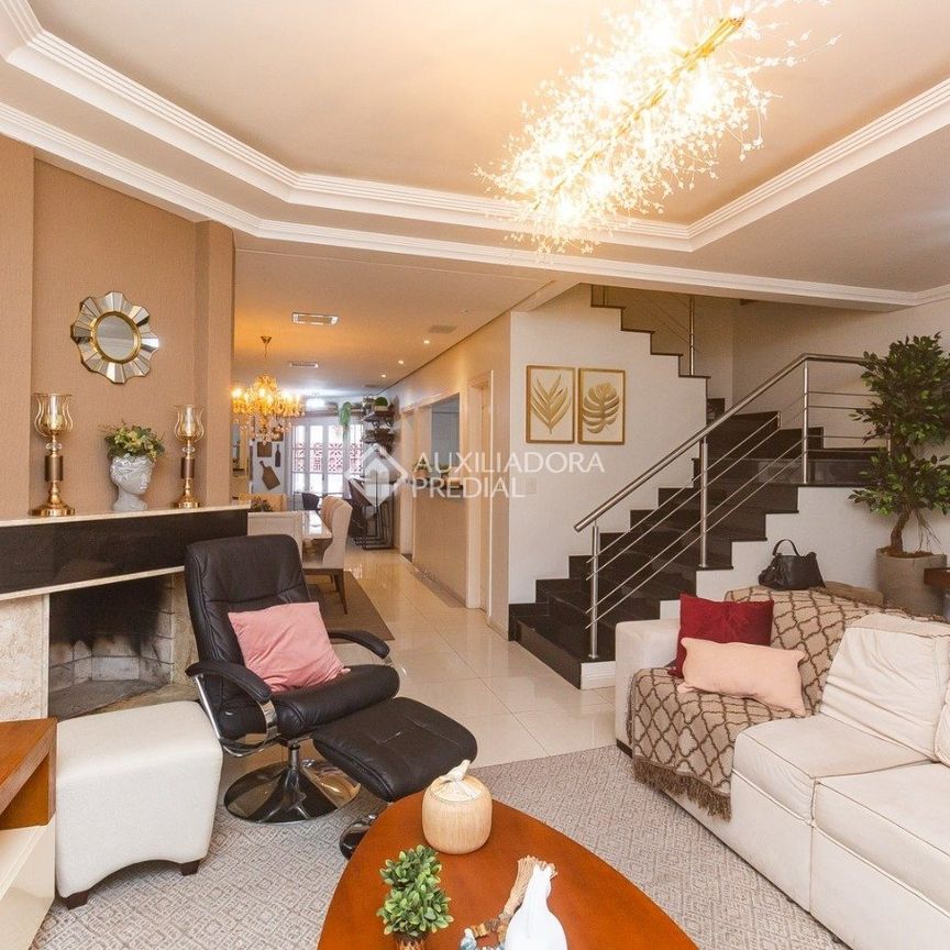 Casa com 3 quartos e 297m² para alugar em Jardim Itu, Porto Alegre. - Photo 1