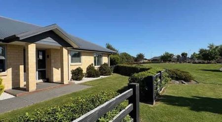 ROLLESTON - 4 BEDROOMS, 2 BATHROOMS, HEATPUMP, DOUBLE GARAGE - Photo 2