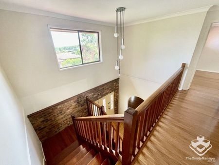 Double Master Bedrooms Large Family Home in Robertson - Photo 4