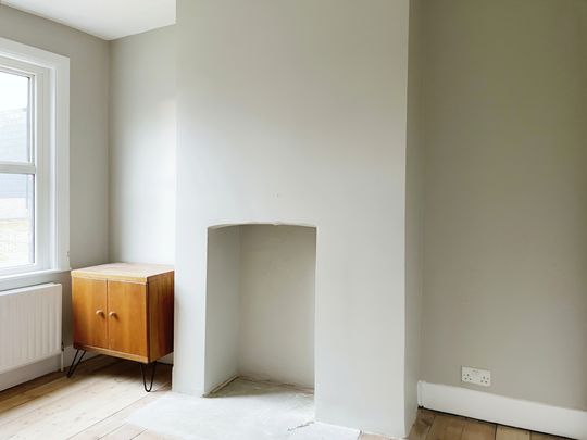 Recently renovated 3/4 Bedroom Home to let in Wandsworth - Photo 1