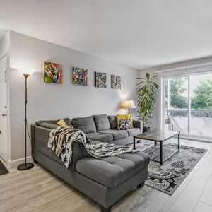 Chambly – Grand 5½ rénové | 3 chambres, clim, 2 stationnements + rangement privé, dispo maintenant - Photo 2