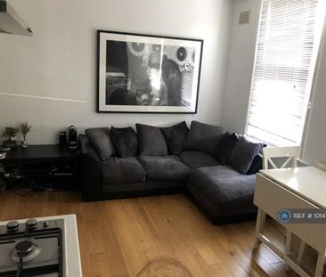 1 bedroom in a flat share to rent - Photo 2