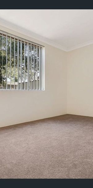 Freshly painted 2 bedroom unit in the heart of merrylands - Photo 1