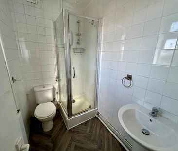 3 bedroom flat to rent - Photo 2