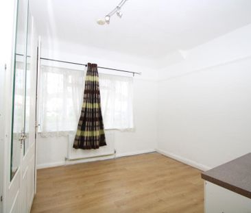 2 Bed Maisonette, Martin Crescent, CR0 - Photo 3