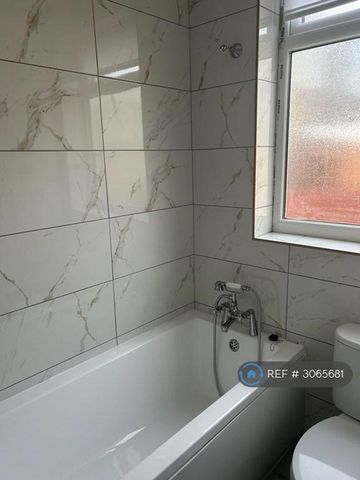 3 bedroom end of terrace house to rent - Photo 5