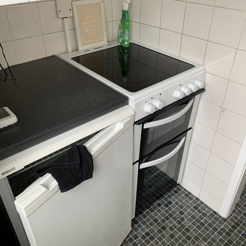 1 bed flat to rent in Bargates, Christchurch, BH23 - Photo 1