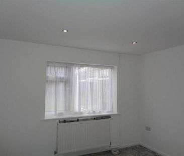 2 bedroom detached bungalow to rent - Photo 2