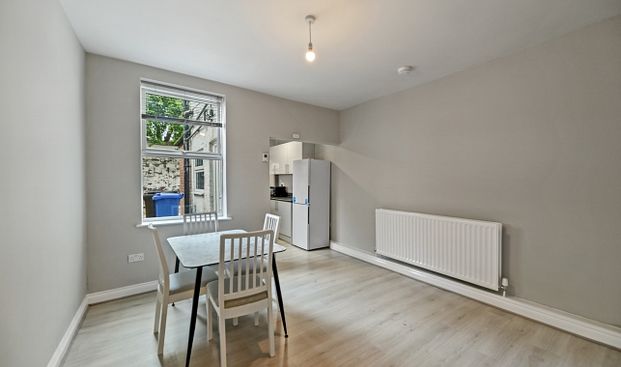 Modern Four-Bedroom Student House with Spacious Garden - Photo 1