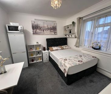 1 bedroom in a house share to rent - Photo 3