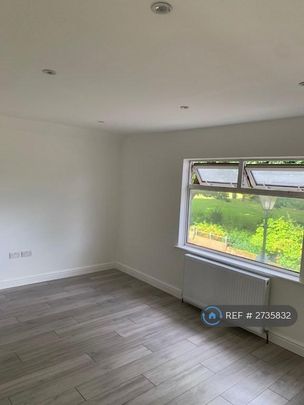 4 bedroom end of terrace house to rent - Photo 1