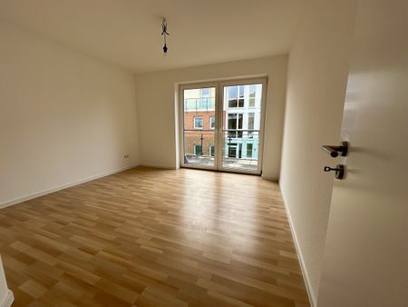 Stuhr: TOP renovierte 2 Zimmer Whg., neue EBK, großem Balkon, TG-Stellplatz, Fahrstuhl, barrierefrei - Photo 2