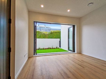 Sunny New Modern living. - Photo 4