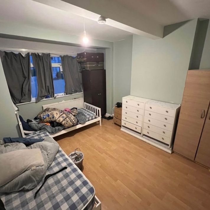 Room in a Shared House, Stern Road, SW16 - Photo 1