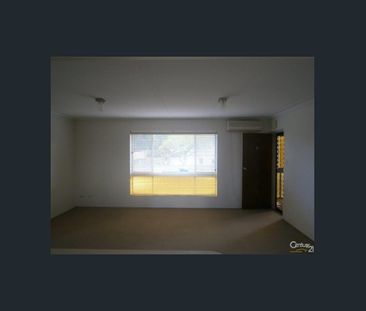 SPACIOUS AIR CONDITIONED UNIT - METRES TO WATERFONT - Photo 1