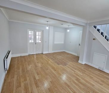 2 Bed End Terrace, Middleham Road, N18 - Photo 2