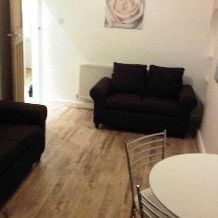 3/4 bed house Glendower Road 75 p/p/p/w - Photo 1