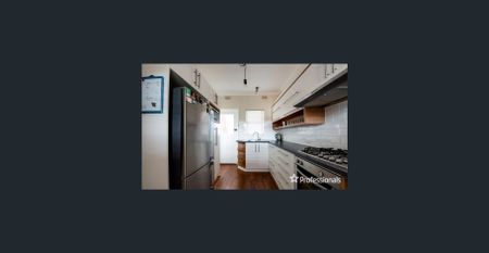 LOCATION LOCATION LOCATION!! - Photo 2