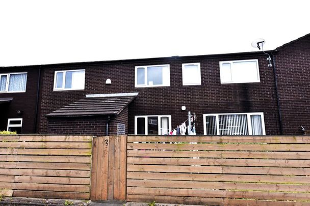 3 bedroom House in Willow Close, Leeds - Photo 1